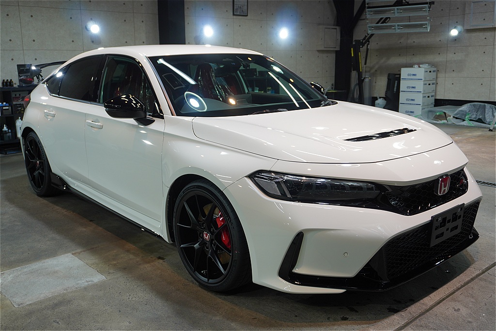 宮城県仙台市でのシビックタイプR施工事例。本格的なガラスコーティングの膜厚感で、スポーツモデルの造形美をより鮮明に際立たせます。