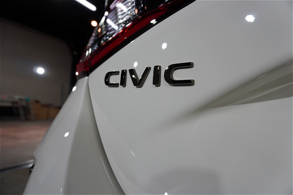 宮城・仙台の専門店が仕上げるシビックタイプR。高耐久なガラス被膜の密着力で、希少な名車の輝きと資産価値を長期間維持します。