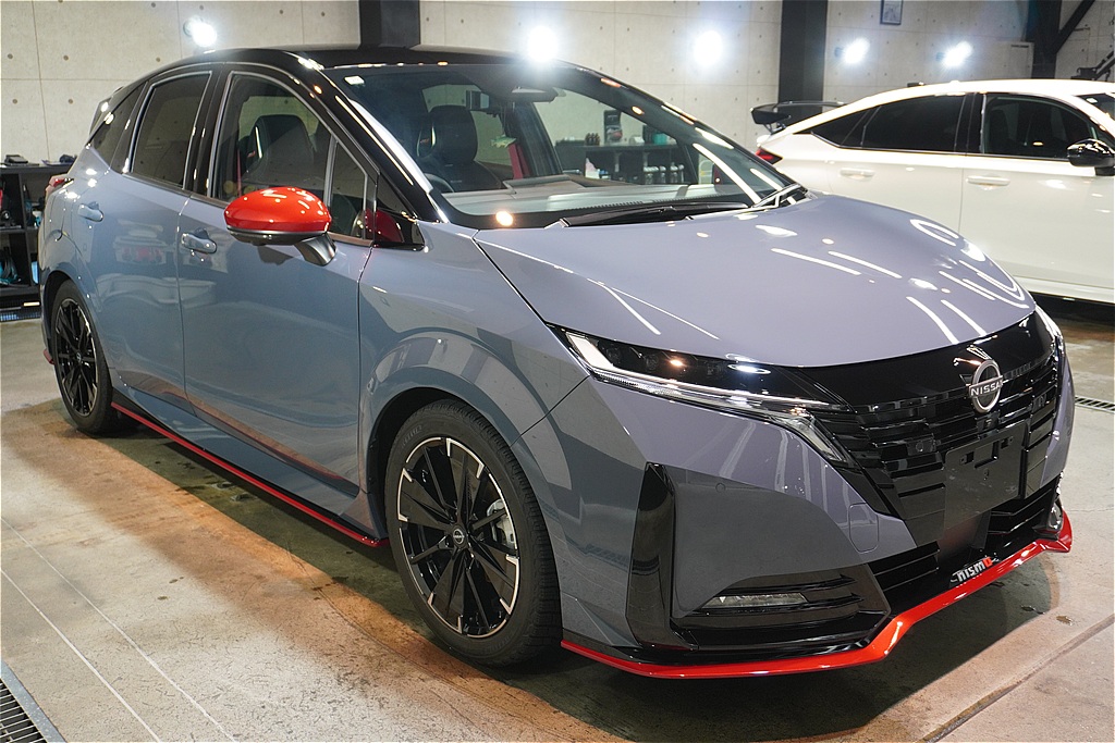 宮城県仙台市でのオーラ ニスモ施工事例。本格的なガラスコーティングの膜厚感で、ニスモ専用のグレー塗装に息を呑むような艶を与えます。