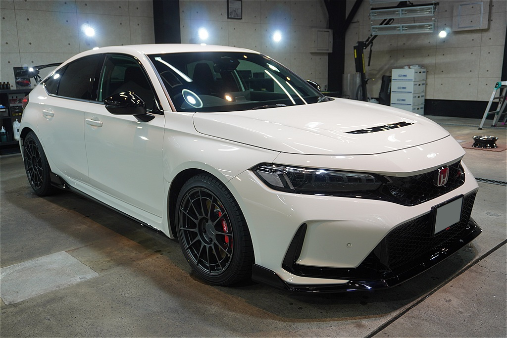 宮城県仙台市でのシビックタイプR施工事例。最高級セラミックコーティングの膜厚感で、レーシーなボディラインに極上の艶を与えます。