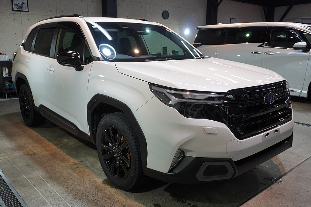 宮城県仙台市でのフォレスター施工事例。高品質なガラスコーティングの膜厚感が、スバルSUVの逞しいボディラインを際立たせます。