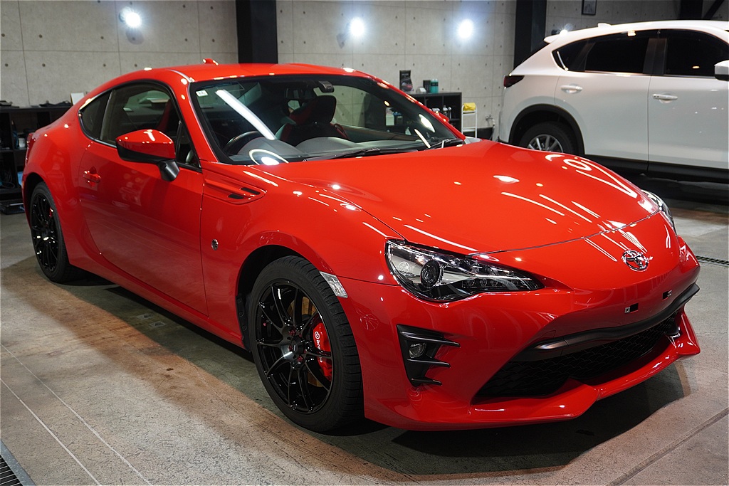 宮城県仙台市での86施工事例。高品質なガラスコーティングの膜厚感が、スポーツカー特有のシャープなプレスラインを美しく際立たせます。