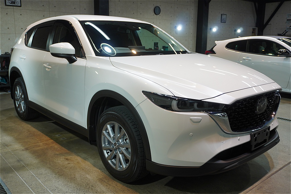 仙台のプロショップが手掛けるCX-5。樹脂パーツの白化を防ぐセラミック施工で、SUVらしい躍動感あふれる姿を美しく保ちます。