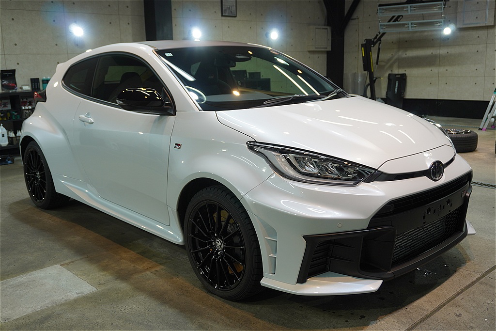 仙台のプロショップが手掛けるGRヤリス。ガラスコーティング独自の透明度の高い輝きが、モータースポーツ直系の存在感と資産価値を守り抜きます。