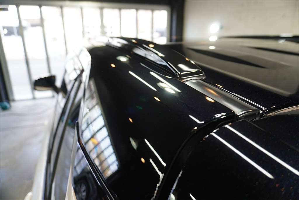 RAV4の施工事例。仙台・東北の気候に最適な高耐久なコーティング。専門店の高度な下地処理で、新車以上の輝きと透明感を実現します。