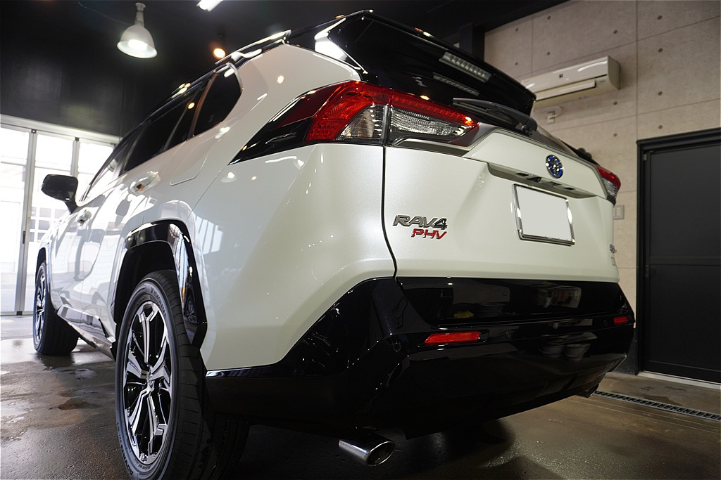 仙台のプロショップによるRAV4施工。ボディからホイール、未塗装樹脂までフルコースのコーティングで、究極の防汚性能を発揮。