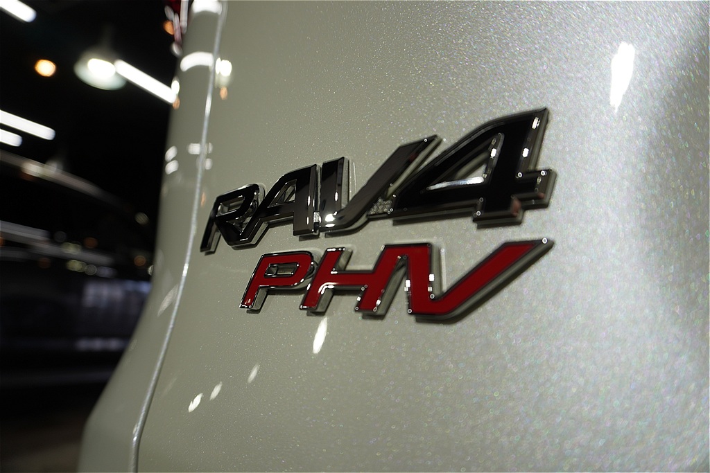 RAV4施工事例。東北・宮城でのアクティブなドライブを支える高品質なコーティング。鏡のような質感で、街乗りでもオフロードでも映える一台に。