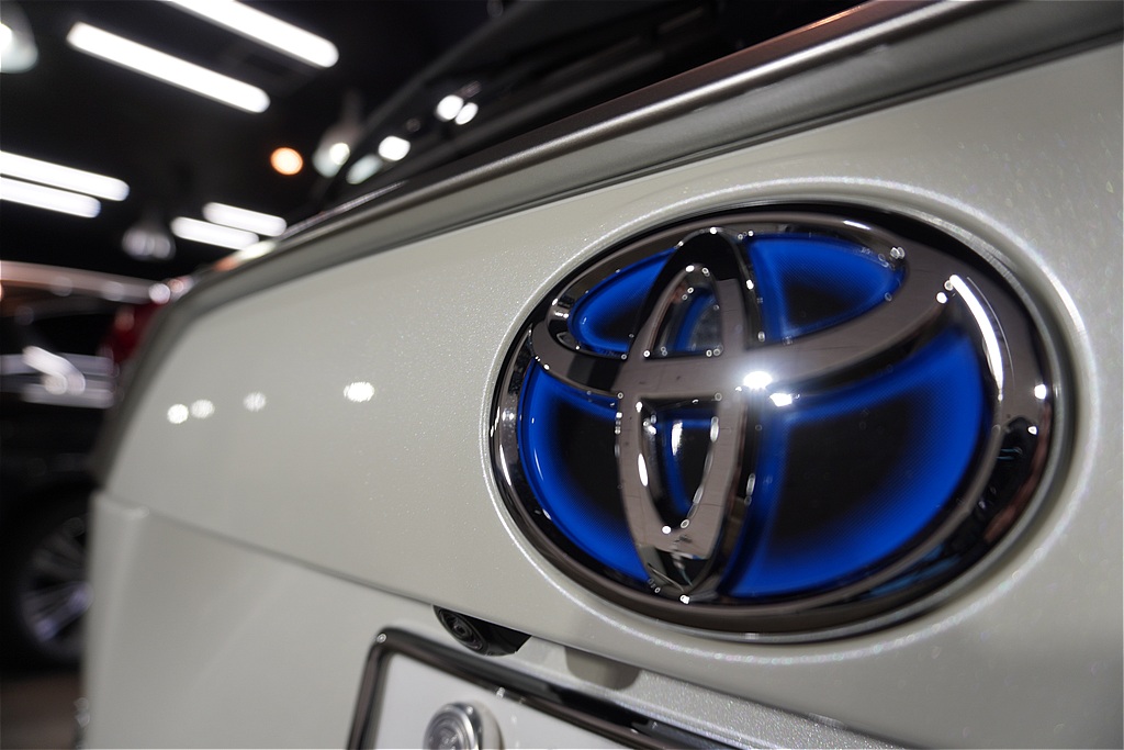 RAV4施工事例。東北・宮城でのアクティブなドライブを支える高品質なコーティング。鏡のような質感で、街乗りでもオフロードでも映える一台に。