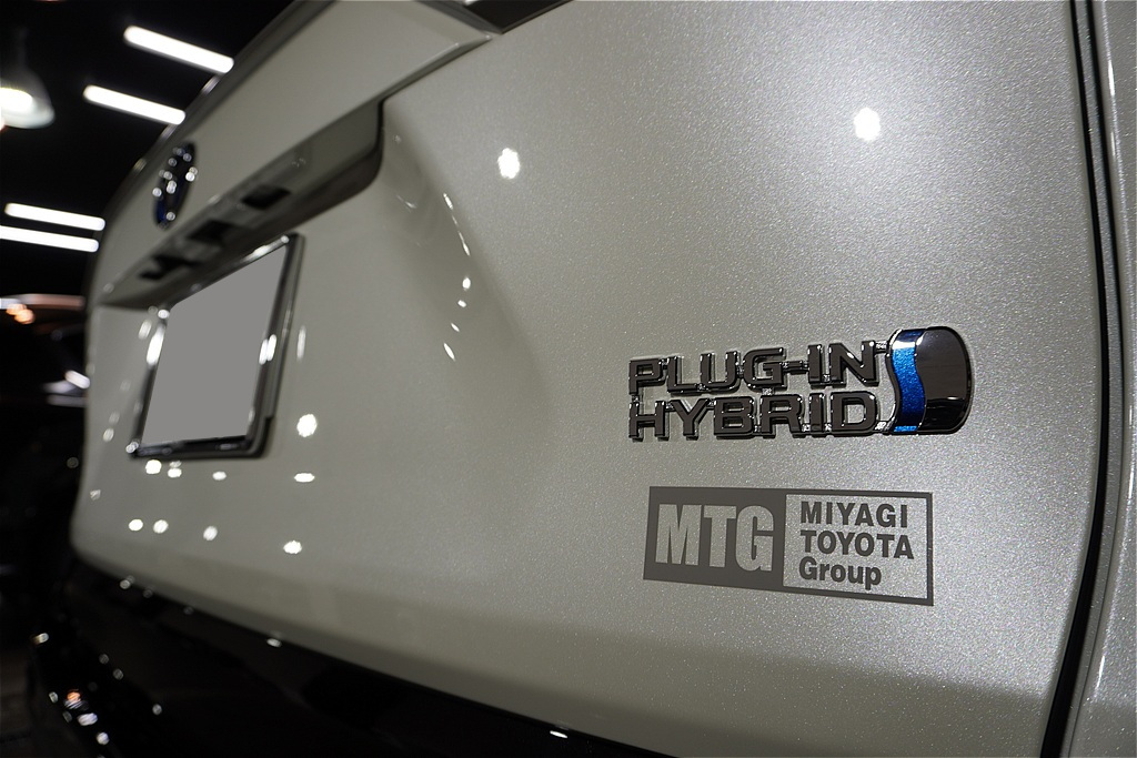 仙台のプロショップが手掛けるRAV4。樹脂パーツの白化を防ぐコーティング施工で、新車時のワイルドな存在感をいつまでも美しく保ちます。