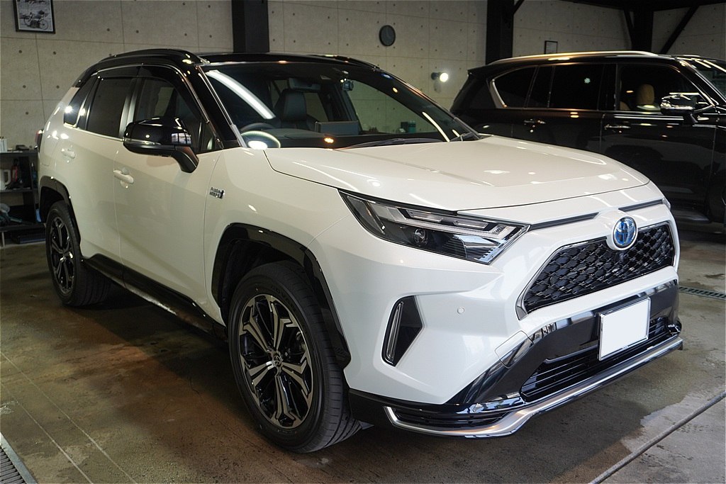 宮城県仙台市でのRAV4施工事例。丁寧なコーティングによる膜厚感が、オフローダーの力強いボディラインをより美しく際立たせます。