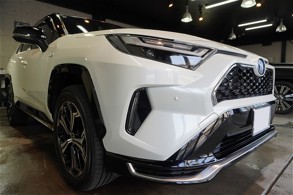 仙台でRAV4のコーティングなら。汚れが目立ちやすい未塗装樹脂パーツも専用の保護を施し、黒々と深みのある質感に仕上げます。