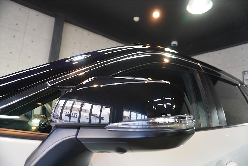 宮城・仙台の専門店が仕上げるRAV4。精密な下地処理とコーティングの密着力で、雪道の融雪剤や泥汚れも洗車だけで落とせる艶ボディへ。