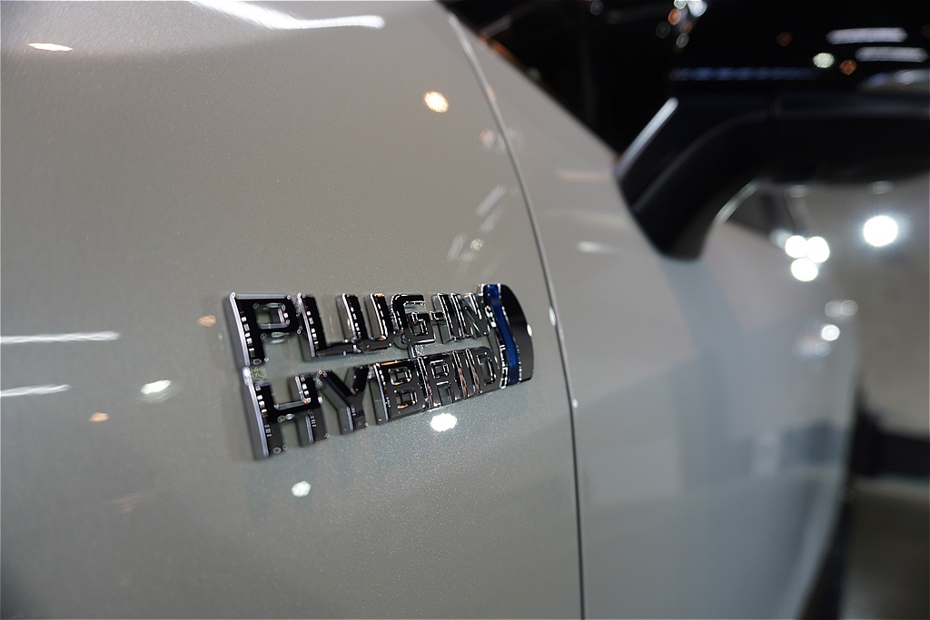 宮城・仙台の専門店が仕上げるRAV4。精密な下地処理とコーティングの密着力で、雪道の融雪剤や泥汚れも洗車だけで落とせる艶ボディへ。