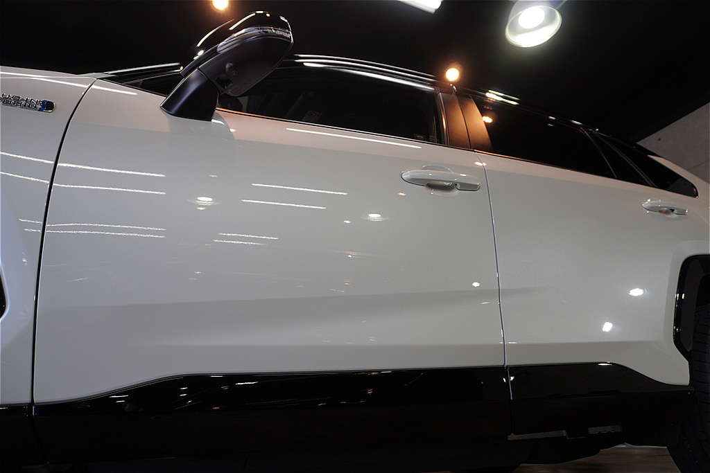 RAV4の施工事例。仙台・東北の気候に最適な高耐久なコーティング。専門店の高度な下地処理で、新車以上の輝きと透明感を実現します。