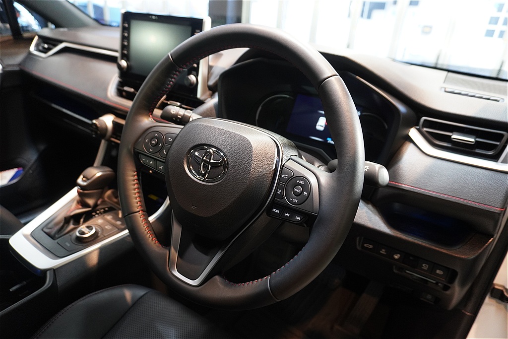 宮城県仙台市でのステアリングコーティング施工。毎日触れるハンドルを専用被膜で保護し、手垢汚れやテカリを抑えて清潔な質感を長期間キープ。