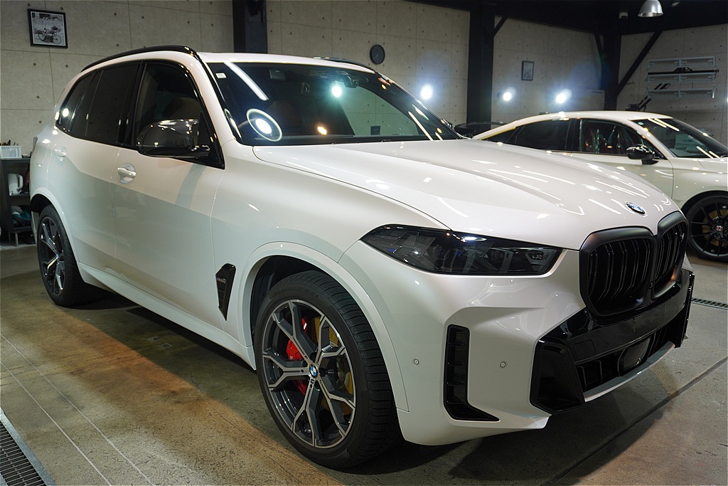 仙台でBMW X5のコーティングなら。ガラス独自の高硬度被膜が、輸入車特有のデリケートな塗装を傷や劣化から強力に守ります。