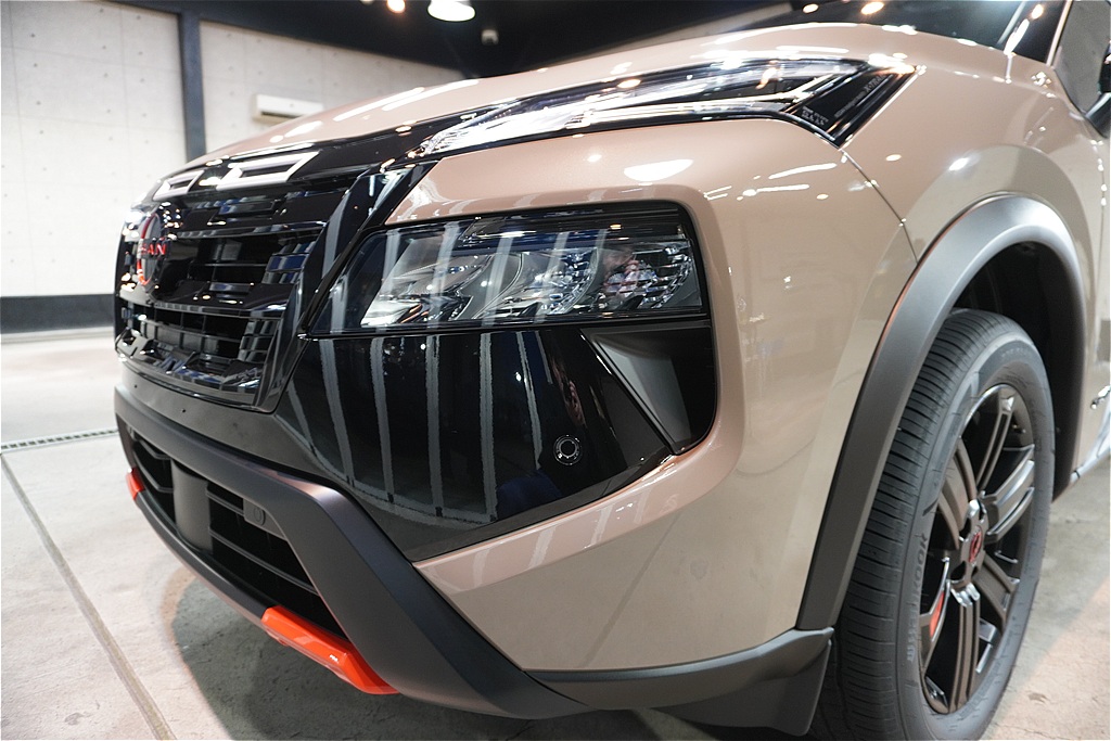 リボルト仙台で施工した日産エクストレイルのガラスコーティング完了写真　フロントバンパーを左前から見たところ