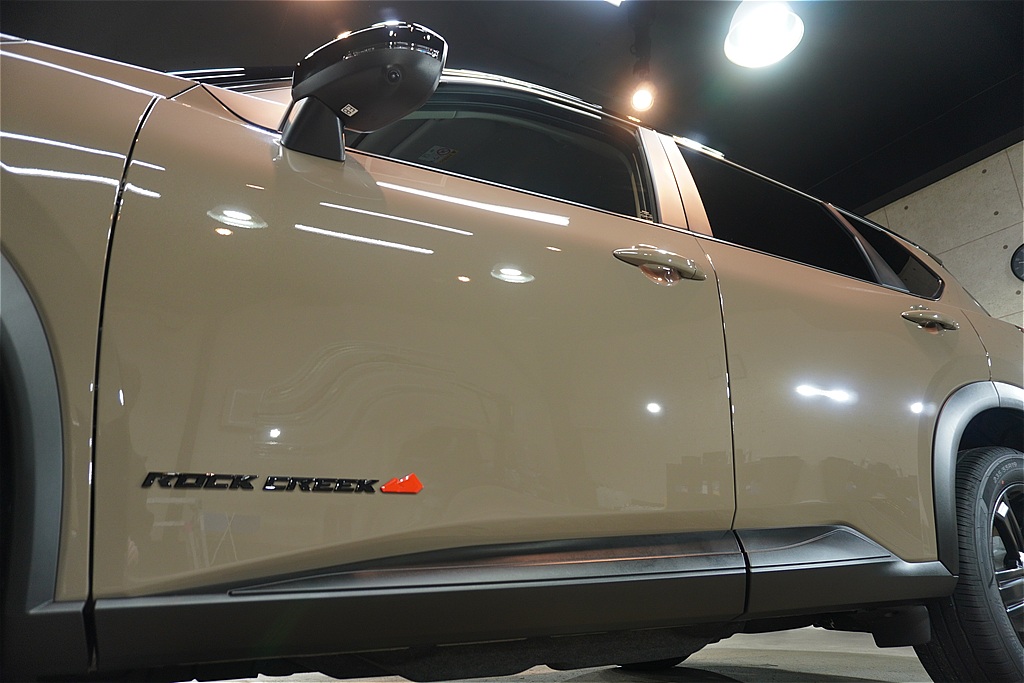 リボルト仙台で施工した日産エクストレイルのガラスコーティング完了写真　ロッククリーク の左サイドエンブレム