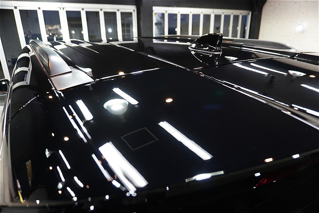 リボルト仙台で施工した日産エクストレイルのガラスコーティング完了写真　ソリッドブラックのルーフ