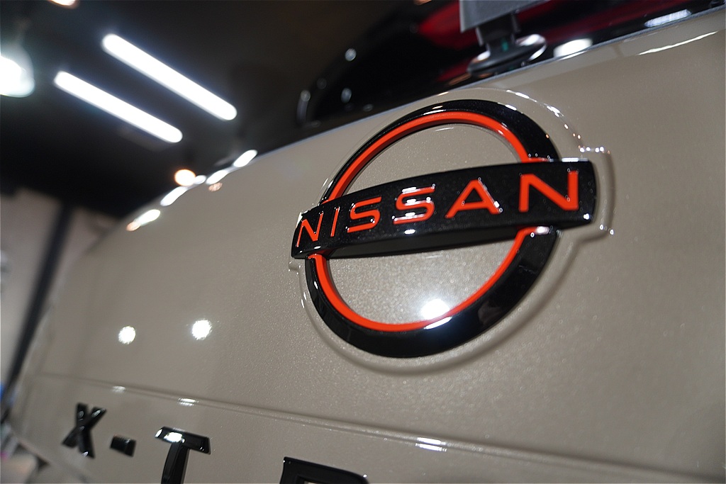 リボルト仙台で施工した日産エクストレイルのガラスコーティング完了写真　日産のリアエンブレム