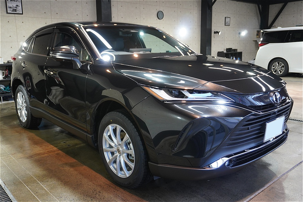 仙台の大量な花粉をリボルト仙台が徹底洗浄。ハリアーのブラック本来の輝きを取り戻す、専門店のカーコーティング施工事例。