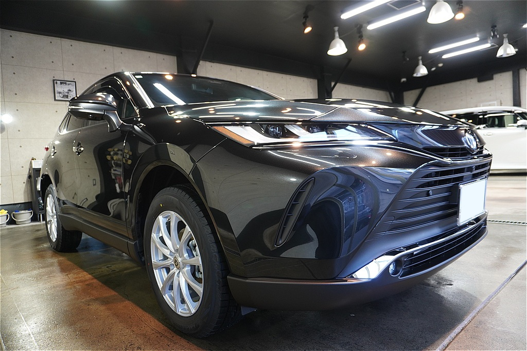 仙台で新車ハリアーのコーティングならリボルト仙台。リボルト・ライト施工で、花粉や紫外線ダメージから漆黒のボディを死守。