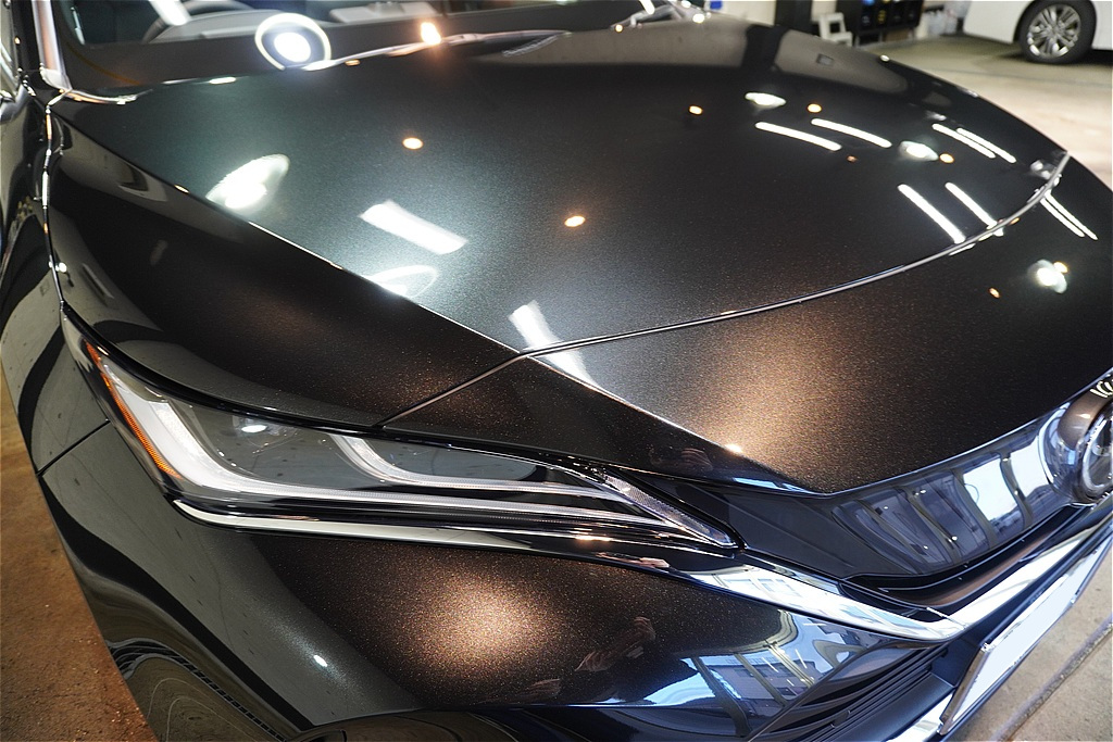 仙台で新車ハリアーのコーティングならリボルト仙台。リボルト・ライト施工で、花粉や紫外線ダメージから漆黒のボディを死守。