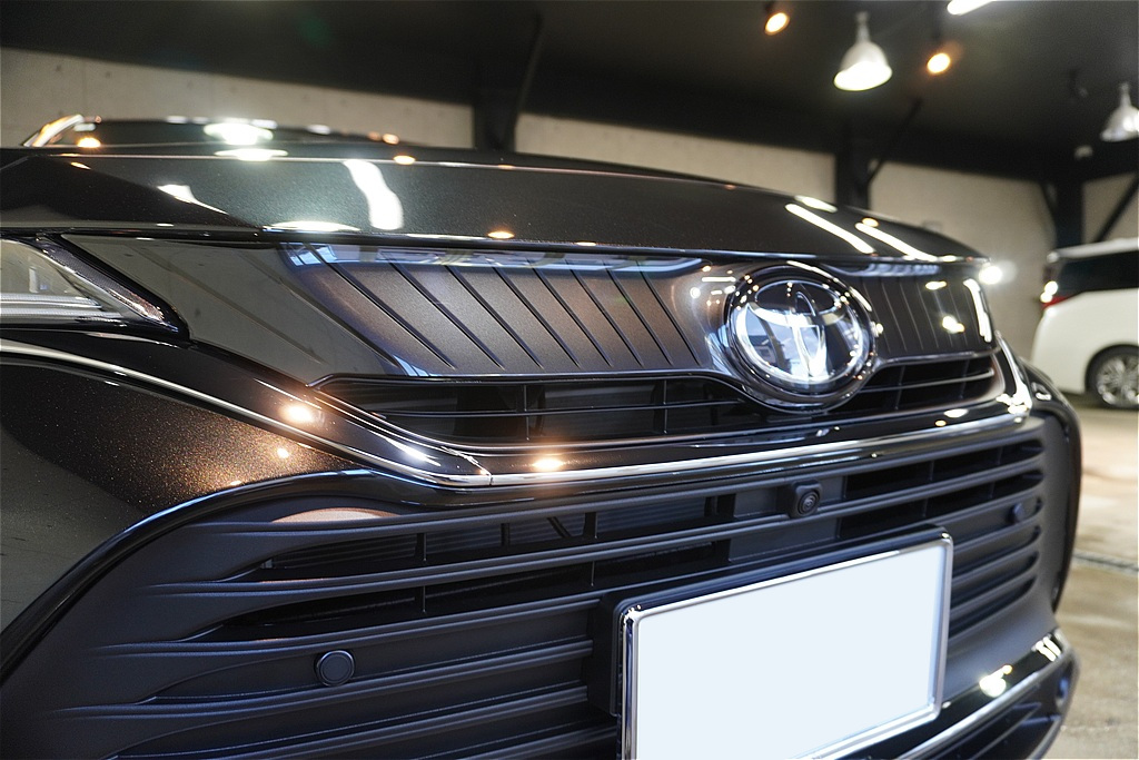 仙台で新車ハリアーのコーティングならリボルト仙台。リボルト・ライト施工で、花粉や紫外線ダメージから漆黒のボディを死守。