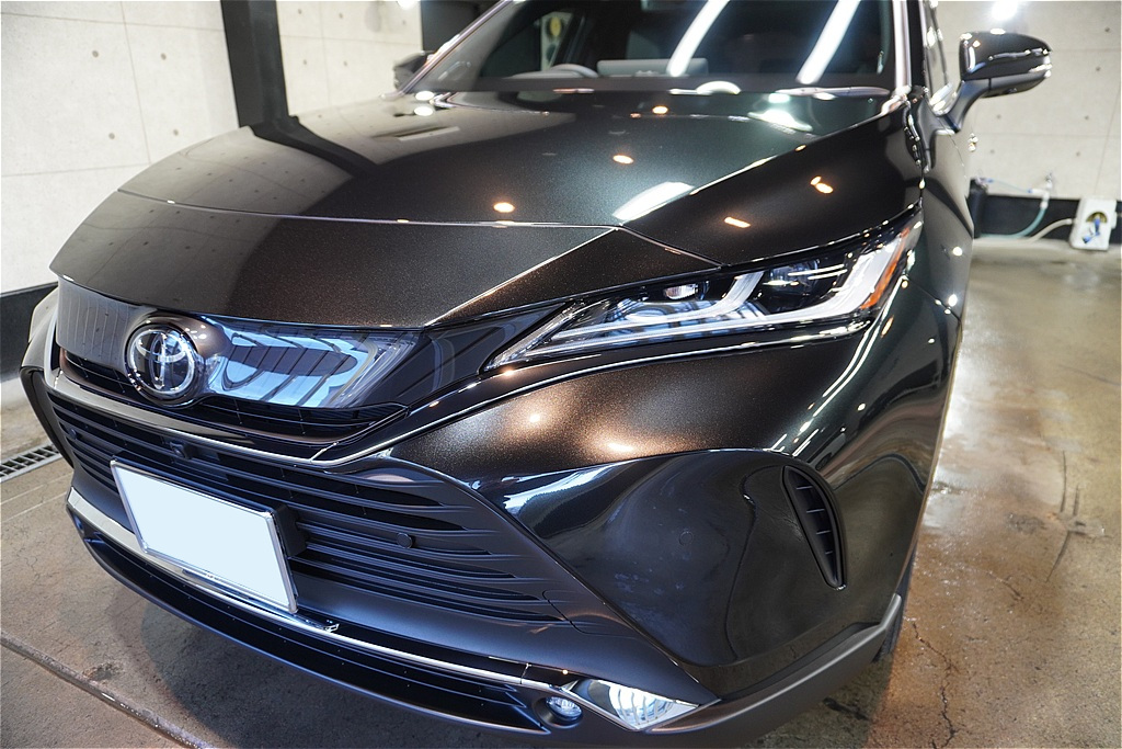 ハリアーのブラックを花粉や黄砂から守る仙台のコーティング。優れた撥水性能で、日々の洗車メンテナンスが驚くほどスムーズに。