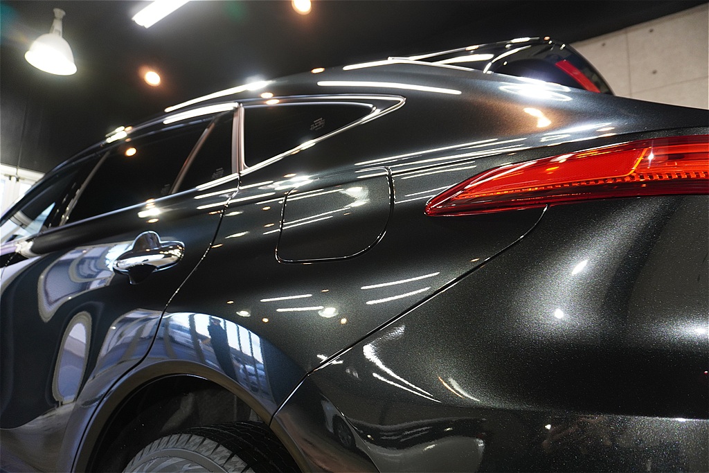 仙台の花粉シミ対策に有効なハリアーのコーティング。専用シャンプーでの精密洗浄とUV軽減トップコートで、深い艶を長期間維持。