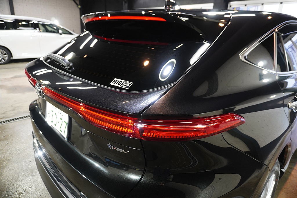 リボルト仙台によるハリアーのコーティング施工。花粉によるくすみを一掃し、圧倒的な存在感を放つ新車特有の黒い艶を完全復活。