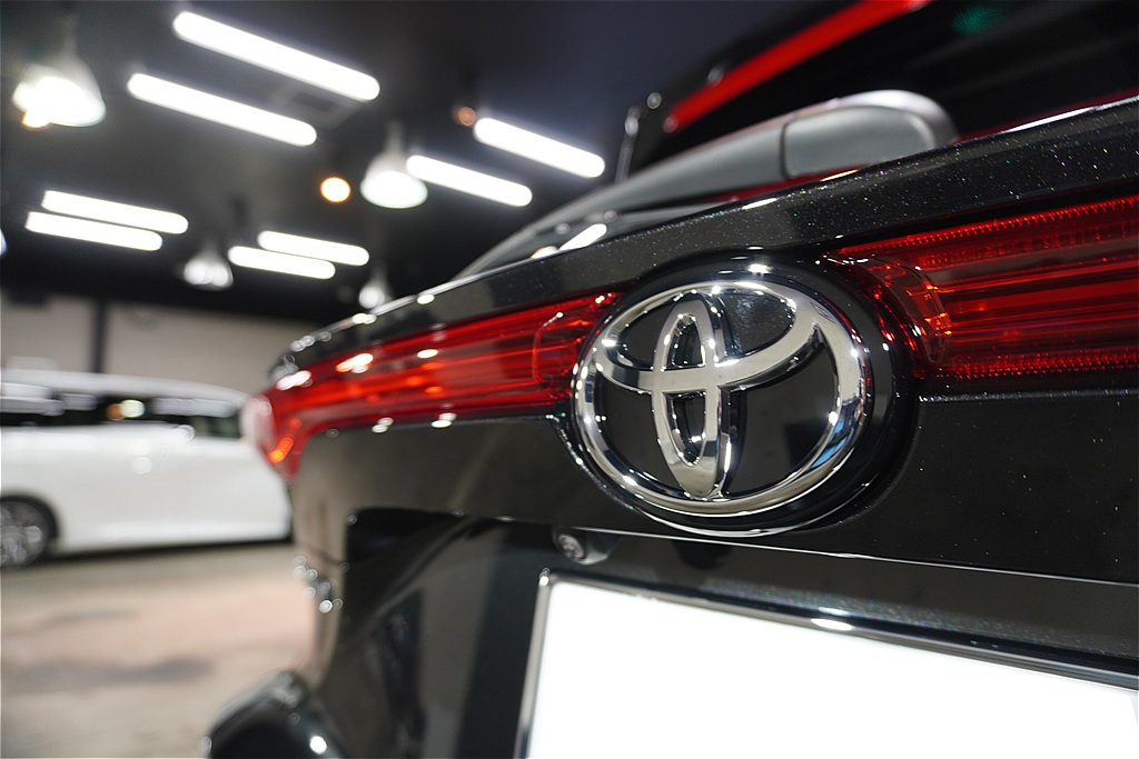 リボルト仙台によるハリアーのコーティング施工。花粉によるくすみを一掃し、圧倒的な存在感を放つ新車特有の黒い艶を完全復活。