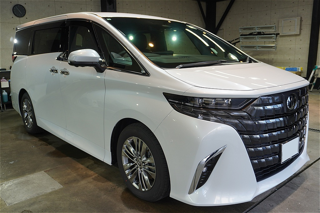 宮城県仙台市でのアルファード施工事例。本格的なガラスコーティングの膜厚感で、新車以上の深い艶と透明感をボディーに与えます。