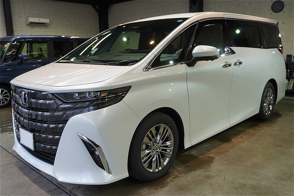宮城県仙台市でのアルファード施工事例。本格的なガラスコーティングの膜厚感で、新車以上の深い艶と透明感をボディーに与えます。