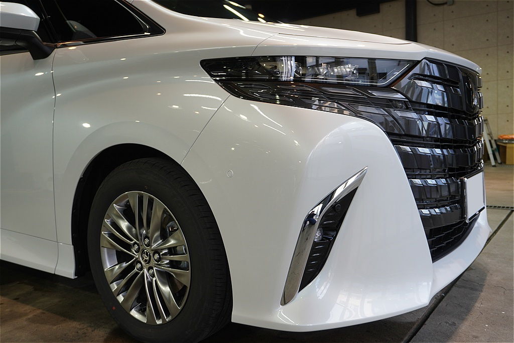 仙台でアルファードのコーティングなら。高度な下地処理とガラス被膜で、迫力のフロントマスクをより一層際立たせます。