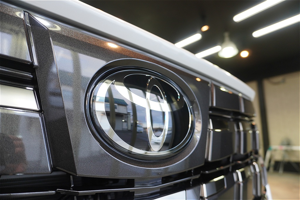 仙台でアルファードのコーティングなら。高度な下地処理とガラス被膜で、迫力のフロントマスクをより一層際立たせます。