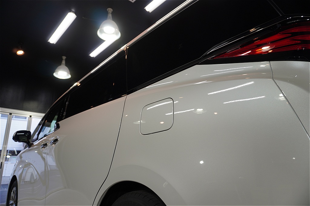 宮城・仙台の専門店が仕上げるアルファード。高耐久なガラス被膜の密着力で、ミニバンの王者に相応しい輝きを長期間維持します。