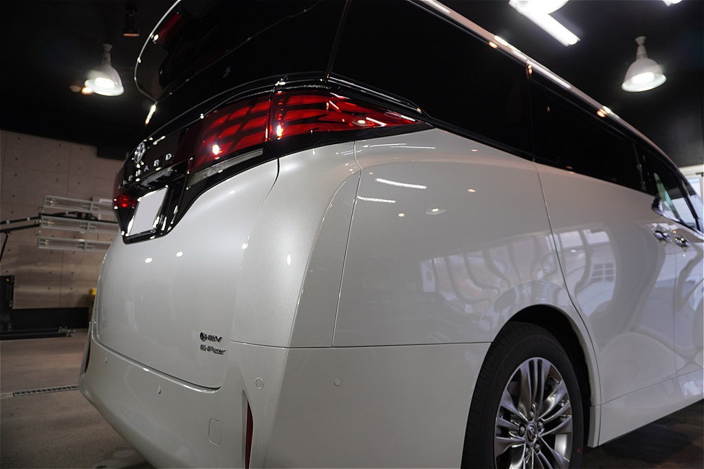 宮城・仙台の専門店が仕上げるアルファード。高耐久なガラス被膜の密着力で、ミニバンの王者に相応しい輝きを長期間維持します。