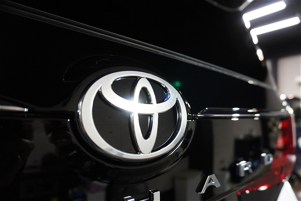 トヨタ・アルファードの施工事例。仙台の環境に最適なガラスコーティング。熟練の磨き技術で、塗装本来のポテンシャルを引き出します。