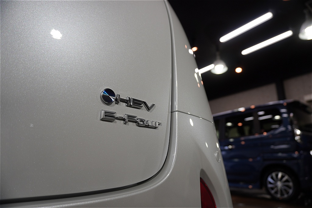 トヨタ・アルファードの施工事例。仙台の環境に最適なガラスコーティング。熟練の磨き技術で、塗装本来のポテンシャルを引き出します。