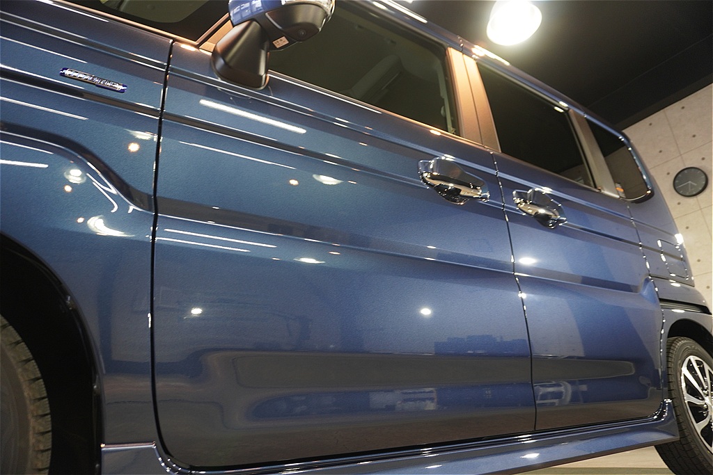 リボルト仙台によるスペーシアカスタム施工。3層構造のセラミック被膜が高い防汚性能を発揮し、背の高いボディの洗車も驚くほどスムーズに完了します。