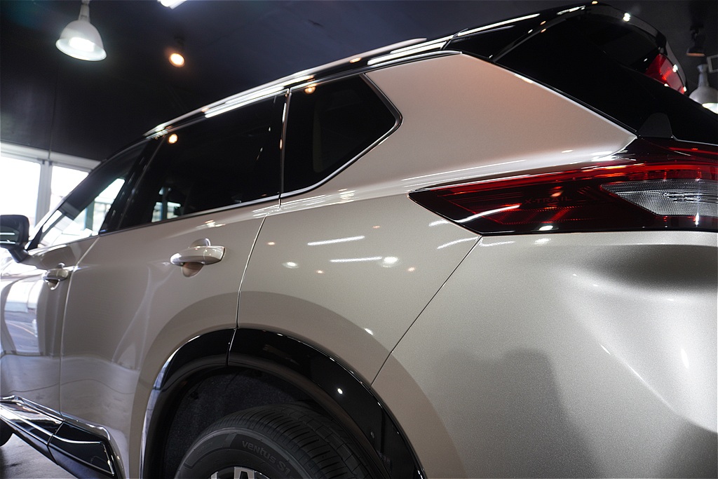 仙台のプロショップによるエクストレイル施工。未塗装樹脂パーツからホイールまで、トップコートの保護被膜で質感を高めます。