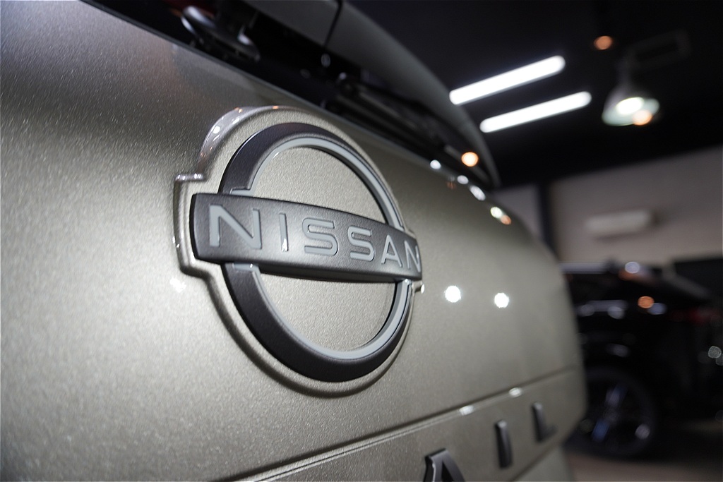 仙台のプロショップによるエクストレイル施工。未塗装樹脂パーツからホイールまで、トップコートの保護被膜で質感を高めます。