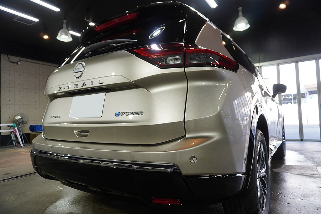 エクストレイル施工事例。東北・宮城でのアクティブなドライブを支える防汚コーティング。鏡のような仕上がりで、街乗りも映える一台に。