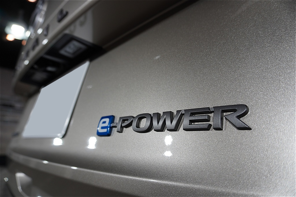 エクストレイル施工事例。東北・宮城でのアクティブなドライブを支える防汚コーティング。鏡のような仕上がりで、街乗りも映える一台に。