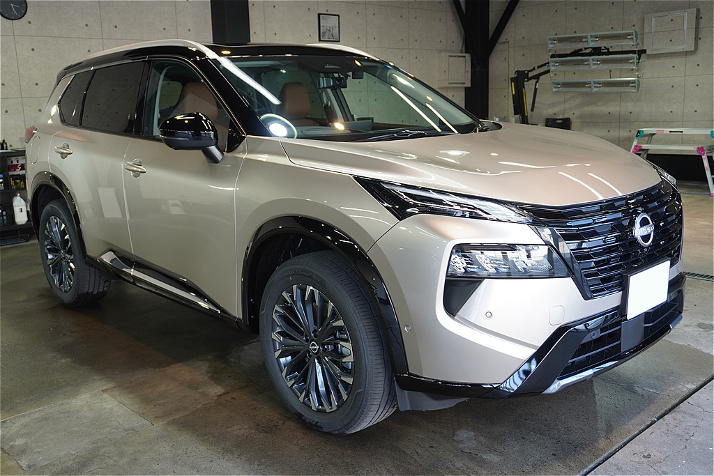 宮城県仙台市でのエクストレイル施工事例。リボルト・ライト独自の3次元分子構造トップコートが、ボディに眩い輝きを与えます。