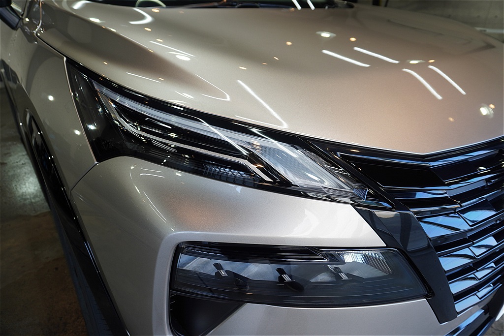 仙台でエクストレイルのコーティングなら。優れた防汚性能を持つ被膜が、アウトドアでの泥汚れや雨ジミから大切に守り抜きます。