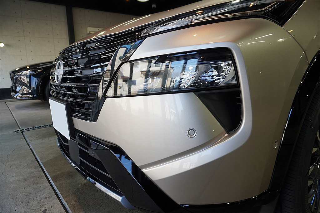 リボルト仙台によるエクストレイル施工。紫外線軽減（UVカット）効果のあるトップコートで、東北の強い日差しによる色褪せを抑制。