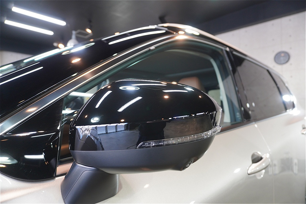 リボルト仙台によるエクストレイル施工。紫外線軽減(UVカット)効果のあるトップコートで、東北の強い日差しによる色褪せを抑制。