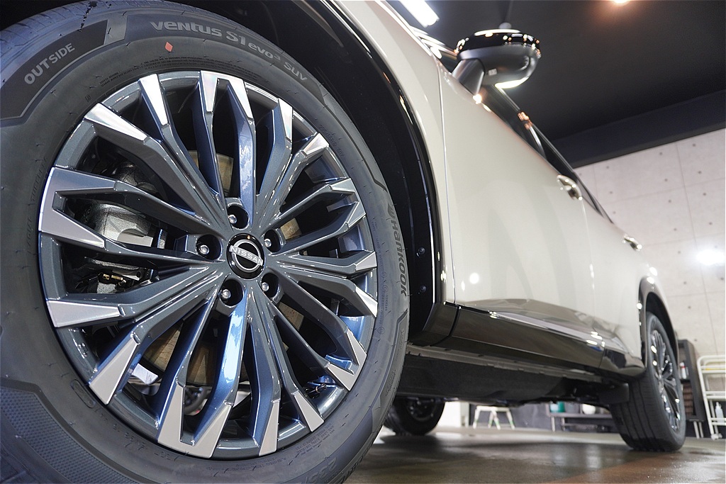 宮城・仙台の専門店が仕上げるエクストレイル。リーズナブルな価格で、新車以上の艶と驚きの撥水性能を長期間維持します。